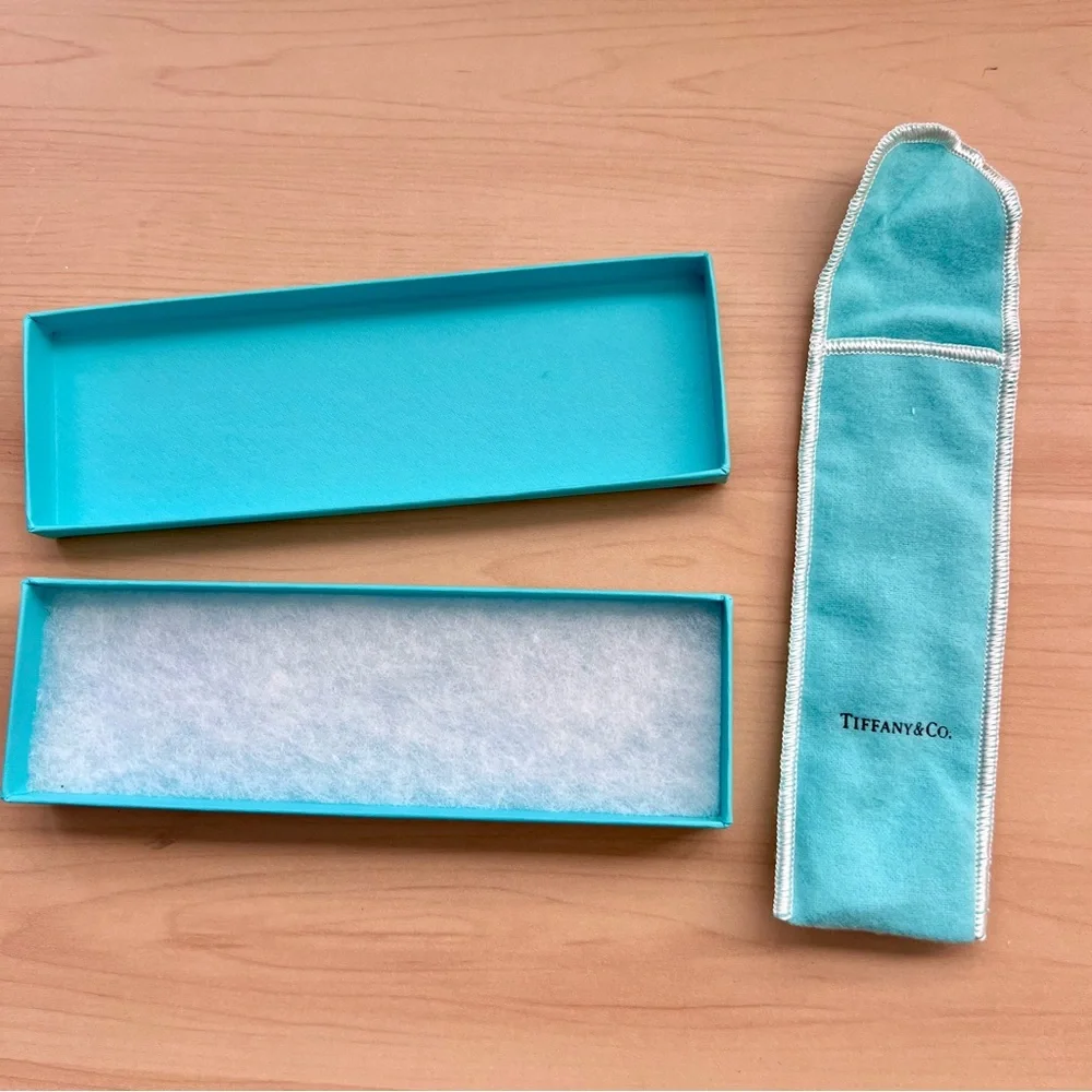Tiffany & Co Baby Silver Spoon with Apple shape handle in original box and pouch - Picture 4 of 15